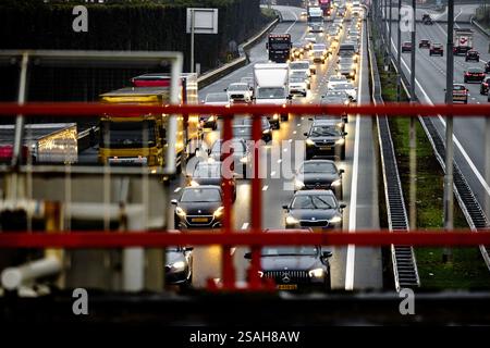 DAS BESTE: Staus rund um den Autobahnkreuz Ekkersweijer nach einem Unfall mit einer Asphaltpflastermaschine. Rijkswaterstaat forderte Verkehrsteilnehmer, die von Eindhoven in Richtung den Bosch reisen mussten, auf, ihre Reise bis nach der morgendlichen Hauptverkehrszeit zu verschieben. Aufgrund des Unfalls wurde die Autobahn A2 in Richtung den Bosch am Autobahnkreuz Ekkersweijer gesperrt. ANP ROB ENGELAAR niederlande aus - belgien aus Stockfoto