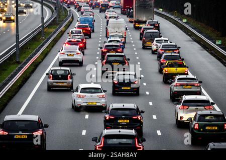DAS BESTE: Staus rund um den Autobahnkreuz Ekkersweijer nach einem Unfall mit einer Asphaltpflastermaschine. Rijkswaterstaat forderte Verkehrsteilnehmer, die von Eindhoven in Richtung den Bosch reisen mussten, auf, ihre Reise bis nach der morgendlichen Hauptverkehrszeit zu verschieben. Aufgrund des Unfalls wurde die Autobahn A2 in Richtung den Bosch am Autobahnkreuz Ekkersweijer gesperrt. ANP ROB ENGELAAR niederlande aus - belgien aus Stockfoto