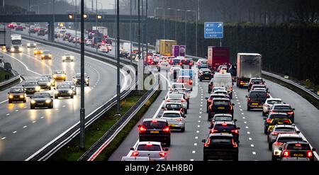 DAS BESTE: Staus rund um den Autobahnkreuz Ekkersweijer nach einem Unfall mit einer Asphaltpflastermaschine. Rijkswaterstaat forderte Verkehrsteilnehmer, die von Eindhoven in Richtung den Bosch reisen mussten, auf, ihre Reise bis nach der morgendlichen Hauptverkehrszeit zu verschieben. Aufgrund des Unfalls wurde die Autobahn A2 in Richtung den Bosch am Autobahnkreuz Ekkersweijer gesperrt. ANP ROB ENGELAAR niederlande aus - belgien aus Stockfoto