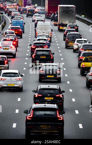 DAS BESTE: Staus rund um den Autobahnkreuz Ekkersweijer nach einem Unfall mit einer Asphaltpflastermaschine. Rijkswaterstaat forderte Verkehrsteilnehmer, die von Eindhoven in Richtung den Bosch reisen mussten, auf, ihre Reise bis nach der morgendlichen Hauptverkehrszeit zu verschieben. Aufgrund des Unfalls wurde die Autobahn A2 in Richtung den Bosch am Autobahnkreuz Ekkersweijer gesperrt. ANP ROB ENGELAAR niederlande aus - belgien aus Stockfoto