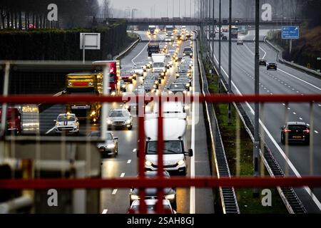 DAS BESTE: Staus rund um den Autobahnkreuz Ekkersweijer nach einem Unfall mit einer Asphaltpflastermaschine. Rijkswaterstaat forderte Verkehrsteilnehmer, die von Eindhoven in Richtung den Bosch reisen mussten, auf, ihre Reise bis nach der morgendlichen Hauptverkehrszeit zu verschieben. Aufgrund des Unfalls wurde die Autobahn A2 in Richtung den Bosch am Autobahnkreuz Ekkersweijer gesperrt. ANP ROB ENGELAAR niederlande aus - belgien aus Stockfoto