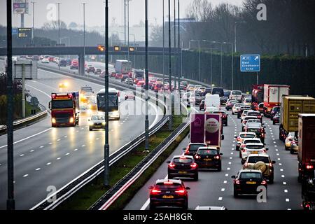 DAS BESTE: Staus rund um den Autobahnkreuz Ekkersweijer nach einem Unfall mit einer Asphaltpflastermaschine. Rijkswaterstaat forderte Verkehrsteilnehmer, die von Eindhoven in Richtung den Bosch reisen mussten, auf, ihre Reise bis nach der morgendlichen Hauptverkehrszeit zu verschieben. Aufgrund des Unfalls wurde die Autobahn A2 in Richtung den Bosch am Autobahnkreuz Ekkersweijer gesperrt. ANP ROB ENGELAAR niederlande aus - belgien aus Stockfoto