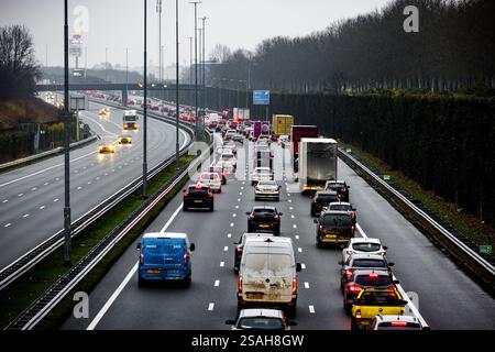 DAS BESTE: Staus rund um den Autobahnkreuz Ekkersweijer nach einem Unfall mit einer Asphaltpflastermaschine. Rijkswaterstaat forderte Verkehrsteilnehmer, die von Eindhoven in Richtung den Bosch reisen mussten, auf, ihre Reise bis nach der morgendlichen Hauptverkehrszeit zu verschieben. Aufgrund des Unfalls wurde die Autobahn A2 in Richtung den Bosch am Autobahnkreuz Ekkersweijer gesperrt. ANP ROB ENGELAAR niederlande aus - belgien aus Stockfoto