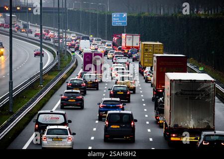 DAS BESTE: Staus rund um den Autobahnkreuz Ekkersweijer nach einem Unfall mit einer Asphaltpflastermaschine. Rijkswaterstaat forderte Verkehrsteilnehmer, die von Eindhoven in Richtung den Bosch reisen mussten, auf, ihre Reise bis nach der morgendlichen Hauptverkehrszeit zu verschieben. Aufgrund des Unfalls wurde die Autobahn A2 in Richtung den Bosch am Autobahnkreuz Ekkersweijer gesperrt. ANP ROB ENGELAAR niederlande aus - belgien aus Stockfoto