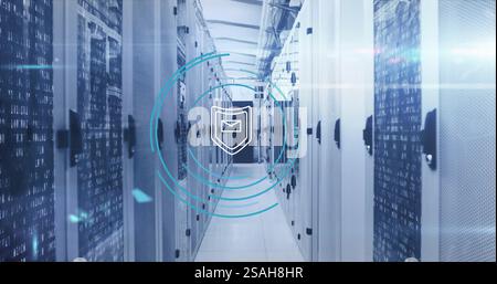 Abbildung: Schildsymbol und digitale Datenverarbeitung über Computerserver Stockfoto