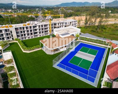 Phuket, Thailand - 7. Dezember 2024: Eine Drohnenansicht auf einen Pickleball-Platz auf dem Dach im HOMA Serviced Apartment in Cherngtalay, Phuket, Thailan Stockfoto
