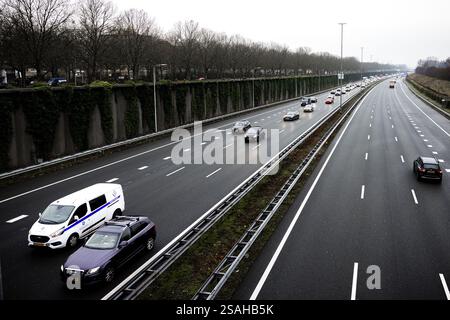 EKKERSWEIJER - Staus rund um den Autobahnkreuz Ekkersweijer nach einem Unfall mit einer Asphaltpflastermaschine. Rijkswaterstaat forderte Verkehrsteilnehmer, die von Eindhoven in Richtung den Bosch reisen mussten, auf, ihre Reise bis nach der morgendlichen Hauptverkehrszeit zu verschieben. Aufgrund des Unfalls wurde die Autobahn A2 in Richtung den Bosch am Autobahnkreuz Ekkersweijer gesperrt. ANP ROB ENGELAAR niederlande aus - belgien aus Stockfoto
