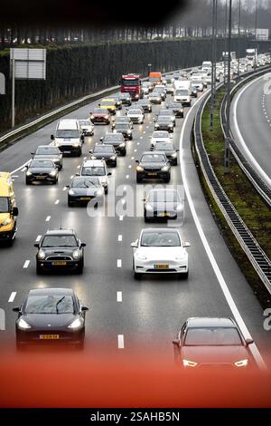 EKKERSWEIJER - Staus rund um den Autobahnkreuz Ekkersweijer nach einem Unfall mit einer Asphaltpflastermaschine. Rijkswaterstaat forderte Verkehrsteilnehmer, die von Eindhoven in Richtung den Bosch reisen mussten, auf, ihre Reise bis nach der morgendlichen Hauptverkehrszeit zu verschieben. Aufgrund des Unfalls wurde die Autobahn A2 in Richtung den Bosch am Autobahnkreuz Ekkersweijer gesperrt. ANP ROB ENGELAAR niederlande aus - belgien aus Stockfoto
