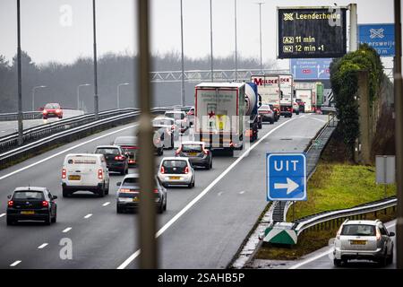 EKKERSWEIJER - Staus rund um den Autobahnkreuz Ekkersweijer nach einem Unfall mit einer Asphaltpflastermaschine. Rijkswaterstaat forderte Verkehrsteilnehmer, die von Eindhoven in Richtung den Bosch reisen mussten, auf, ihre Reise bis nach der morgendlichen Hauptverkehrszeit zu verschieben. Aufgrund des Unfalls wurde die Autobahn A2 in Richtung den Bosch am Autobahnkreuz Ekkersweijer gesperrt. ANP ROB ENGELAAR niederlande aus - belgien aus Stockfoto