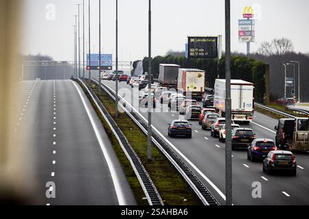 EKKERSWEIJER - Staus rund um den Autobahnkreuz Ekkersweijer nach einem Unfall mit einer Asphaltpflastermaschine. Rijkswaterstaat forderte Verkehrsteilnehmer, die von Eindhoven in Richtung den Bosch reisen mussten, auf, ihre Reise bis nach der morgendlichen Hauptverkehrszeit zu verschieben. Aufgrund des Unfalls wurde die Autobahn A2 in Richtung den Bosch am Autobahnkreuz Ekkersweijer gesperrt. ANP ROB ENGELAAR niederlande aus - belgien aus Stockfoto