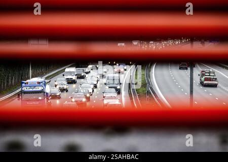EKKERSWEIJER - Staus rund um den Autobahnkreuz Ekkersweijer nach einem Unfall mit einer Asphaltpflastermaschine. Rijkswaterstaat forderte Verkehrsteilnehmer, die von Eindhoven in Richtung den Bosch reisen mussten, auf, ihre Reise bis nach der morgendlichen Hauptverkehrszeit zu verschieben. Aufgrund des Unfalls wurde die Autobahn A2 in Richtung den Bosch am Autobahnkreuz Ekkersweijer gesperrt. ANP ROB ENGELAAR niederlande aus - belgien aus Stockfoto