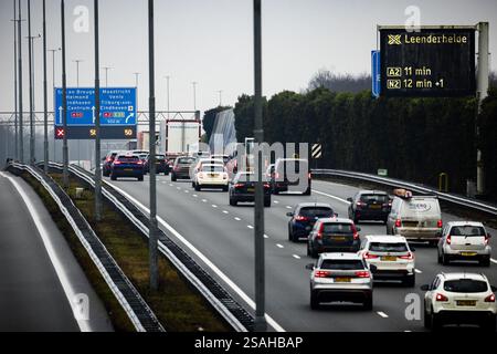 EKKERSWEIJER - Staus rund um den Autobahnkreuz Ekkersweijer nach einem Unfall mit einer Asphaltpflastermaschine. Rijkswaterstaat forderte Verkehrsteilnehmer, die von Eindhoven in Richtung den Bosch reisen mussten, auf, ihre Reise bis nach der morgendlichen Hauptverkehrszeit zu verschieben. Aufgrund des Unfalls wurde die Autobahn A2 in Richtung den Bosch am Autobahnkreuz Ekkersweijer gesperrt. ANP ROB ENGELAAR niederlande aus - belgien aus Stockfoto
