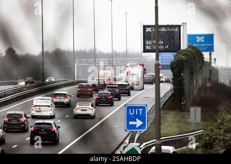EKKERSWEIJER - Staus rund um den Autobahnkreuz Ekkersweijer nach einem Unfall mit einer Asphaltpflastermaschine. Rijkswaterstaat forderte Verkehrsteilnehmer, die von Eindhoven in Richtung den Bosch reisen mussten, auf, ihre Reise bis nach der morgendlichen Hauptverkehrszeit zu verschieben. Aufgrund des Unfalls wurde die Autobahn A2 in Richtung den Bosch am Autobahnkreuz Ekkersweijer gesperrt. ANP ROB ENGELAAR niederlande aus - belgien aus Stockfoto