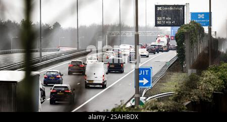 EKKERSWEIJER - Staus rund um den Autobahnkreuz Ekkersweijer nach einem Unfall mit einer Asphaltpflastermaschine. Rijkswaterstaat forderte Verkehrsteilnehmer, die von Eindhoven in Richtung den Bosch reisen mussten, auf, ihre Reise bis nach der morgendlichen Hauptverkehrszeit zu verschieben. Aufgrund des Unfalls wurde die Autobahn A2 in Richtung den Bosch am Autobahnkreuz Ekkersweijer gesperrt. ANP ROB ENGELAAR niederlande aus - belgien aus Stockfoto