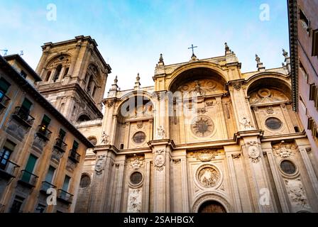 Ein atemberaubender Blick auf eine historische Kathedrale mit komplizierten architektonischen Details, mit großen Bögen, Skulpturen und einem Kreuz auf der Oberseite, das sich vor einem cl befindet Stockfoto