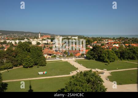 Keszthely, Ungarn - Juli 15,2023 : Blick auf die Gärten vom barocken Turm des Festetics Palastes Stockfoto