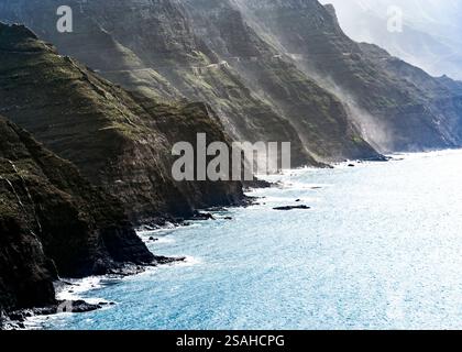 Ein atemberaubender Blick auf die Küste mit steilen Klippen und einem ruhigen Meer. Das Sonnenlicht erzeugt einen nebeligen Effekt über der Landschaft und unterstreicht die natürliche Schönheit Stockfoto