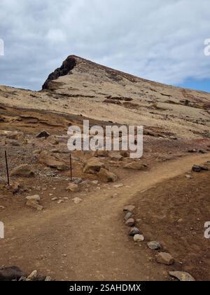 Unglaubliche Landschaft der Insel Madeira, Ponta de São Lourenco, markante Felsformationen, tiefblaues Meer, dramatische Meereslandschaft Stockfoto
