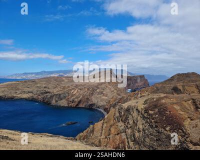 Unglaubliche Landschaft der Insel Madeira, Ponta de São Lourenco, markante Felsformationen, tiefblaues Meer, dramatische Meereslandschaft Stockfoto