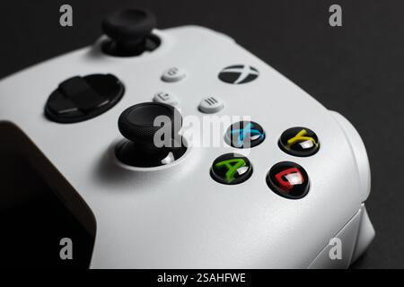 Xbox Series S Game Controller auf Dunkelheit - 30. August 2023 - Dnipro, Ukraine. Stockfoto
