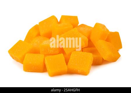 Sicht auf kandierte Mangobaumwürfel isoliert auf weiß. Stockfoto