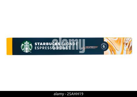 LONDON, Großbritannien - 16. JANUAR 2025: Starbucks Espresso-Röstkaffee-Kapseln in grüner Röhre für Nespresso-Maschine auf weiß. Stockfoto