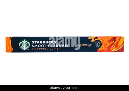 LONDON, Großbritannien - 16. JANUAR 2025: Starbucks Kaffeekapseln mit glattem Karamell in grüner Röhre für nespresso-Maschine auf weiß. Stockfoto