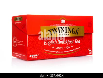 LONDON, Großbritannien - 22. DEZEMBER 2024: Packung Twinings englisches Frühstück Original schwarze Teebeutel auf weiß. Stockfoto