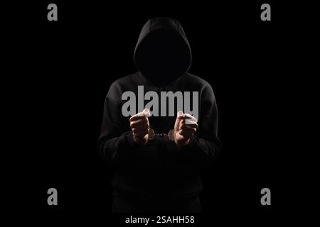 Computerhacker in Handschellen. Cyberkriminalität. Stockfoto