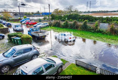 Ein defekter weißer BMW-Wagen strandete auf einer überfluteten Straße nach starken Regenfällen und Flut an der Flussmündung des River Test in Redbridge, Southampton, Hants Stockfoto