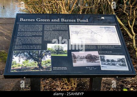 Informationstafel am Barnes Green and Barnes Pond, London Borough of Richmond-upon-Thames, England, Großbritannien Stockfoto