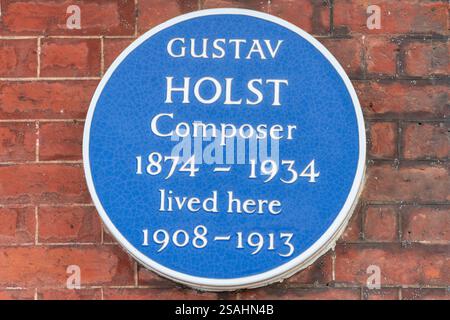 Blaue Gedenktafel am Holst House, in dem der Komponist Gustav Holst von 1908 bis 1913 lebte, The Terrace, Barnes, London, England, UK Stockfoto