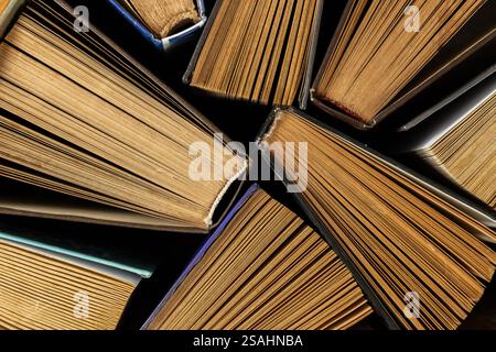 Alte und gebrauchte gebundene Bücher oder Lehrbücher. Stockfoto