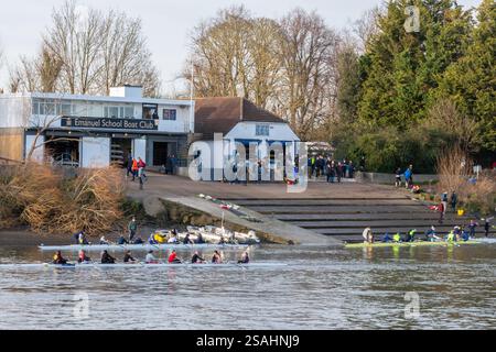 Rudern von Achtbooten und Rudern an einem Trainingstag vor dem Emanuel School Boat Club and Civil Service Boathouse, Chiswick, London England, Großbritannien Stockfoto
