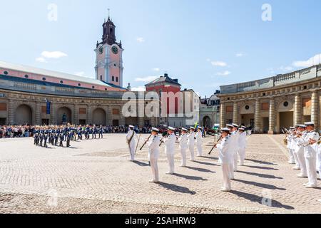 Die Royal Swedish Navy Band begleitet den Wachwechsel auf dem Außenhof des Königspalastes in Stockholm, Schweden, vor Touristen Stockfoto