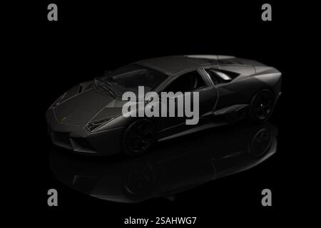 Dnipro. Ukraine - 26. januar 2024: Spielzeugmodell Lamborghini Aventador grau auf schwarzem Hintergrund. Stockfoto