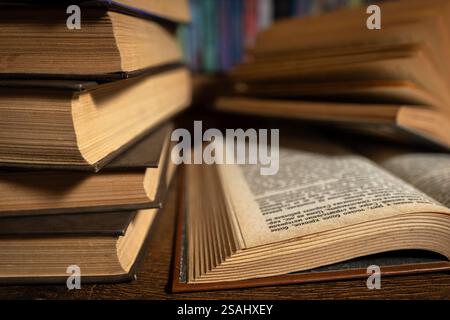 Das Buch wurde geöffnet und lag im Bücherregal in der Bibliothek. Stockfoto