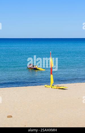 Jet Ski und Surf Rescue Board unter einer von zwei roten und gelben Flaggen, was bedeutet, dass der Strand einen Surf-Rettungsdienst hat, Meelup Beach, Western Australia Stockfoto