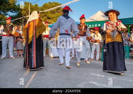 Paare tanzen, traditioneller Country-Tanz 'Ball pagès', typisch ibizanischer Tanz, Portinax, Ibiza, Balearen, Spanien. Stockfoto