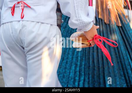 Musikalische Kastanien klingen, traditioneller Country-Tanz 'Ball pagès', typischer ibizanischer Tanz, Portinax, Ibiza, Balearen, Spanien. Stockfoto