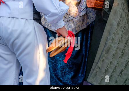 Musikalische Kastanien klingen, traditioneller Country-Tanz 'Ball pagès', typischer ibizanischer Tanz, Portinax, Ibiza, Balearen, Spanien. Stockfoto
