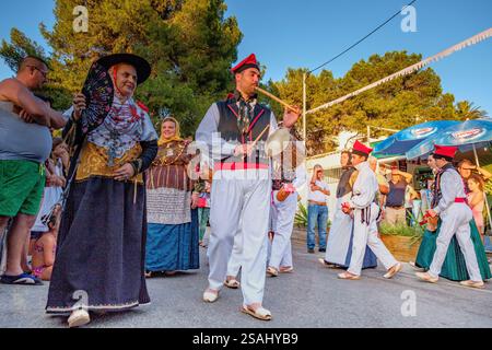 Paare tanzen, traditioneller Country-Tanz 'Ball pagès', typisch ibizanischer Tanz, Portinax, Ibiza, Balearen, Spanien. Stockfoto