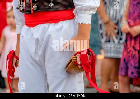 Musikalische Kastanien klingen, traditioneller Country-Tanz 'Ball pagès', typischer ibizanischer Tanz, Portinax, Ibiza, Balearen, Spanien. Stockfoto
