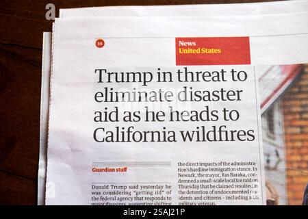 „Trump droht, Katastrophenhilfe zu beseitigen, während er zu den kalifornischen Waldbränden aufbricht“, schreibt die Zeitung The Guardian Los Angeles artikel Januar 2025 London Großbritannien Stockfoto