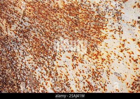 Korrodierter Metallhintergrund. Verrostete grau lackierte Metallwand. Rostiger Metallhintergrund mit Roststreifen. Rostflecken. Die Metalloberfläche verrostet Flecken. R Stockfoto
