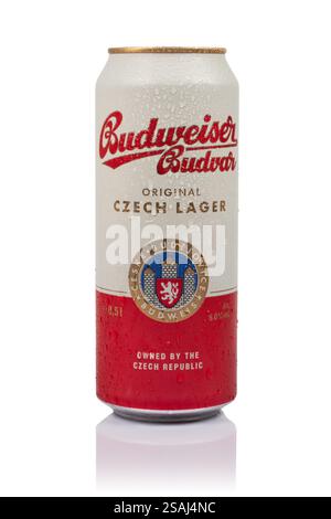 Dnipro, Ukraine 14. november 2023: Budweiser Budvar Lagerbier aus Aluminium in Dose mit Wassertropfen auf weißem Hintergrund. Budweiser wird von der Budweiser BU hergestellt Stockfoto