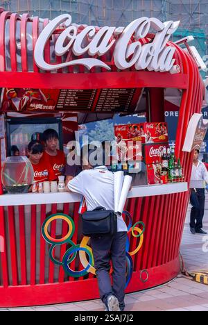 Peking, CHINA - Chinesischer Mann trinkt Soda, mit Werbung, Außenansicht, Kiosk für alkoholfreie Getränke, Leute trinken Soda, Marke Außenwerbung, Coca-Cola Stockfoto