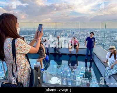 Bangkok, Thailand, Blick aus der Luft auf das Stadtzentrum, moderne Architektur, Gebäude, draußen, Frau, die Fotos mit dem iPhone macht Stockfoto