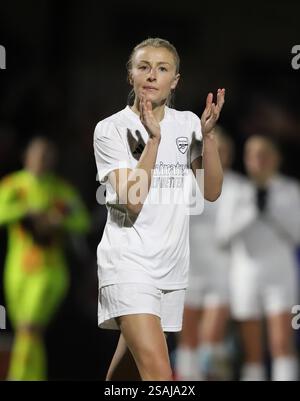 Arsenals Leah Williamson dankt den Fans nach dem Spiel der Vierten Runde des Adobe Women's FA Cup zwischen Arsenal und Bristol City im Meadow Park, Borehamwood am Dienstag, den 28. Januar 2025. (Foto: Jade Cahalan | MI News) Credit: MI News & Sport /Alamy Live News Stockfoto