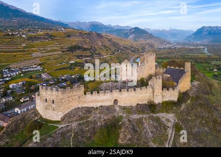 Luftaufnahme des Château de Tourbillon in der Stadt Sion im Herbst. Kanton Wallis, Tal der Rhône, Schweiz. Stockfoto